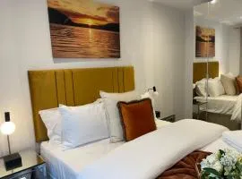 NOVA SUITE - Luxury, Stylish & fully furnished 2 bed Apartment minutes away from the beach Sleeps 4 to 5