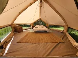Sfeervolle Tipi tent dicht bij de kust.