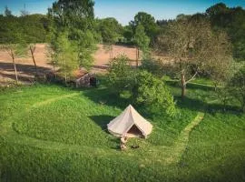 Boutique tent 'Pruum' op een unieke plek in het groen met luxe bed