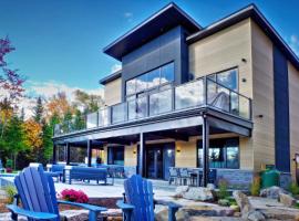 NEW! Chalet Aurora 5 Bedrooms Hot tub Outdoor Pool，位于La Conception的酒店