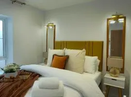 ELIM SUITE -Luxury Stylish 1bed Apartment - 5 Mins to Beach, Parking Sleeps 2-3 people