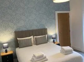 Spacious 2 bed sleeps 5 above traditional music pub