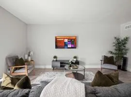 Stylish & Modern Unit Prime Location & Comfort