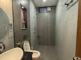 Luxury 1BR in 4BHK Shared Spaces Vadodara，位于巴罗达的酒店