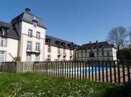 Appartement familial dans un château avec piscine chauffée, proche plages et sites du Golfe du Morbihan，位于巴登的酒店