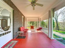 9 Mi to New River Gorge Spacious Retreat with Porch，位于Glen Jean的酒店