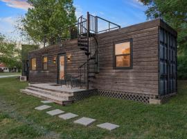 Container home with rooftop views and pickleball-Pecan Grove，位于Bellmead的酒店