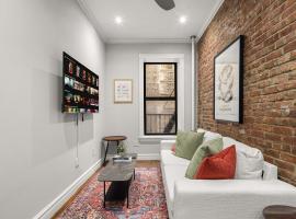 Stylish Escape Modern 2BR Condo on Prince Street，位于纽约的酒店