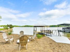 Waterfront Yard, Dock and Game Room Linn Creek Home，位于Linn Creek的酒店