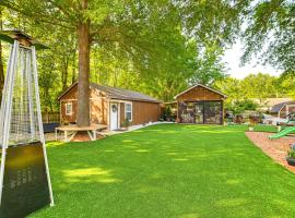 Home with Hot Tub, Playset and Grills in Clarksville!，位于克拉克斯维尔的酒店