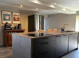 Domaine Belotterie, Rural French Retreat, Sleeps 15 plus, Pool & Orchard，位于Château-Garnier的酒店
