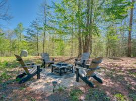 Cozy Carolina Private Cabin With Firepit，位于Rutherfordton的酒店