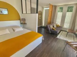 Agréable petit gîte avec jardinet et piscine