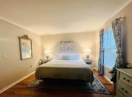 Lakefront Condo - King Bed Full Kitchen