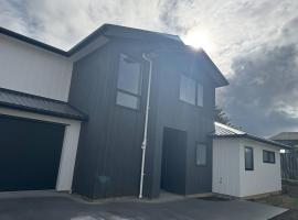 Brand-new Family Retreat in Riverhead 4BR Home，位于Riverhead的酒店