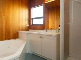 Central Taupo Home, Walk to Shops and Dining