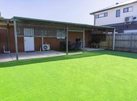 Brand New Backyard Guest House in Werribee CBD，位于威勒比的酒店