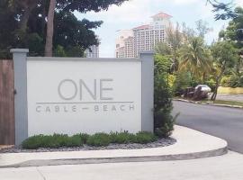 Two Bedroom Condo at One Cable Beach with Patio，位于拿骚的酒店