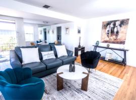 Spacious 3 Bedroom Home Near LA Close to Disneyland, Universal, Free Parking and Yard，位于蒙特贝罗的酒店