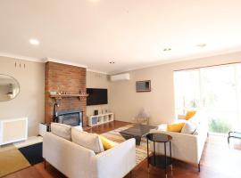 Beaumaris Lovely House - Bayside Holiday Rental - Entire 3 BR 1 Spa Bath 1 min to Golf Clubs，位于Beaumaris的酒店