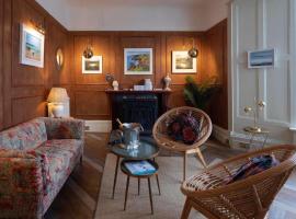 Guest Lodge By The Beach Club，位于彭赞斯的酒店
