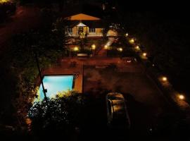 Lifeline Villas - Valley View Luxurious 3bhk Surrounded by strawberry farms，位于马哈巴莱斯赫瓦尔的酒店