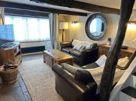 Character 3 Bed Cottage, Close to Waters edge, Parking