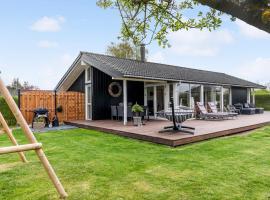 Holiday Home Stubbeg&aring;rdsparken，位于Knubbel&oslash;kke的带热水浴缸的酒店