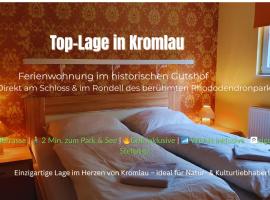 Ferienwohnung im Gutshof Direkt gegenüber dem Schloss, Rhododendronpark mit Terrasse und WLAN，位于Kromlau的酒店