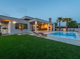 Villa Lorena Dalmacija ZadarVillas，位于宁的酒店