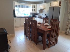 Home in Ballina, Ireland，位于巴利纳的酒店