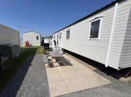3 Bedroom Modern Caravan Sleeps up to 8，位于米勒姆的豪华帐篷营地