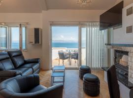 APARTMENTS BRUNO 1&2 - two-room penthouse apartments - wonderful panoramic view of the sea - the best location, first row to the beach - 10 minutes from Supetar ferry port - free secured parking - facilities nearby，位于苏提万的酒店