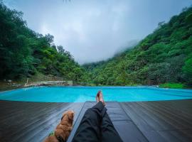 Haut Monde Hill Stream Resort and Spa，位于德拉敦的酒店