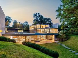 Villa Les Tourelles A Luxurious Retreat in Geneva by Guestlee，位于Bellevue的酒店