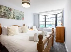 Land Ahoy- Harbour & High Street Apartment