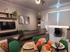 AP103 - Apartamento com A/C no centro，位于São Miguel dʼOeste的酒店