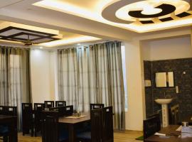 La Monal Hotel，位于Barkot的酒店