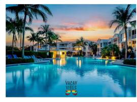 Vacay Vibes-2 Pools, Beach, Pickleball, Coffee Bar, Food Truck，位于基拉戈的带按摩浴缸的酒店