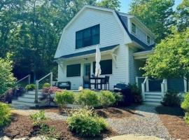 Modern 3b3b Country House and Barn on quiet road，位于Little Compton的酒店