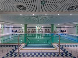 海蓝玉酒店，位于奥斯赛拜-屈隆斯博恩的带泳池的酒店