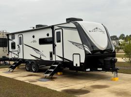 The Lake Escape RV Meets The Beach，位于弗利的酒店