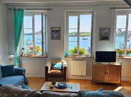 Appartementde charme en duplex face au port de Barfleur，位于巴尔夫勒的酒店