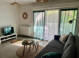La Pessacaise conviviale Nice friendly apartment with Terrace Pessac Bordeaux，位于佩萨克的酒店