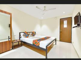 Hotel Happy Rooms，位于Surat的酒店