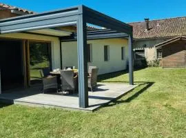 Jolie maison avec jardin et pergola