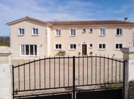 Le clos de bourdeilles chambre 3 avec wifi，位于Bourdeilles的酒店