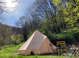 Tente Tipi en pleine forêt，位于Burzet的豪华帐篷