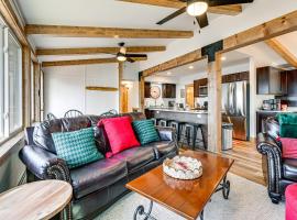 Family-Friendly Lakefront Retreat in Tomahawk!，位于Tomahawk的酒店