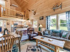 On-Site Creek Access Pet-Friendly Cosby Cabin!，位于科斯比的酒店